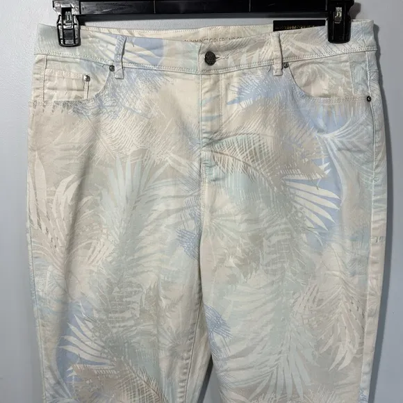 Chico’s Jeans Blue/White Patterned So Slimming Girlfriend Crop in Sz 2.5/14  NWT