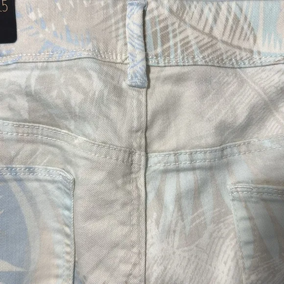 Chico’s Jeans Blue/White Patterned So Slimming Girlfriend Crop in Sz 2.5/14  NWT