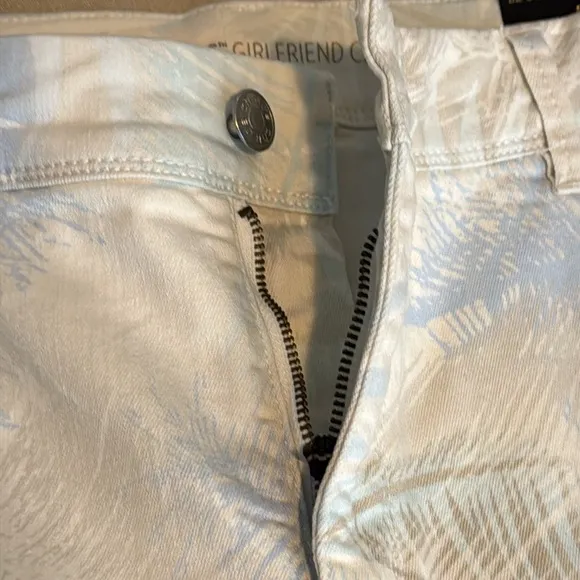 Chico’s Jeans Blue/White Patterned So Slimming Girlfriend Crop in Sz 2.5/14  NWT