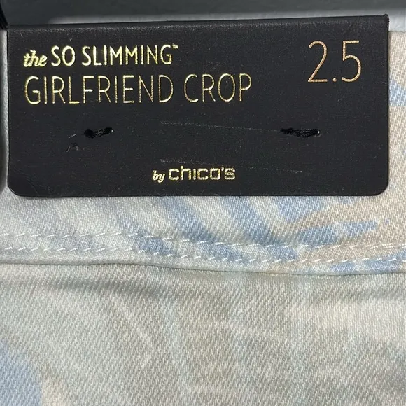 Chico’s Jeans Blue/White Patterned So Slimming Girlfriend Crop in Sz 2.5/14  NWT