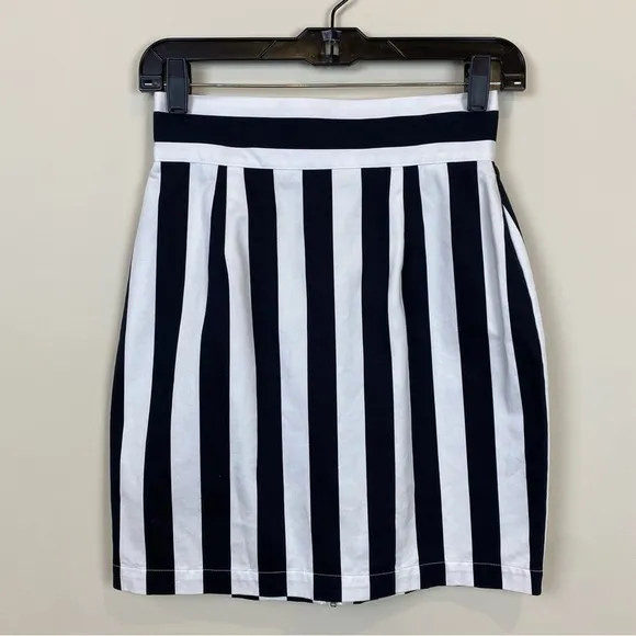 Contempo Casuals Vintage Black &amp; White Vertical Striped Mini Skirt Size 7 Y2K
