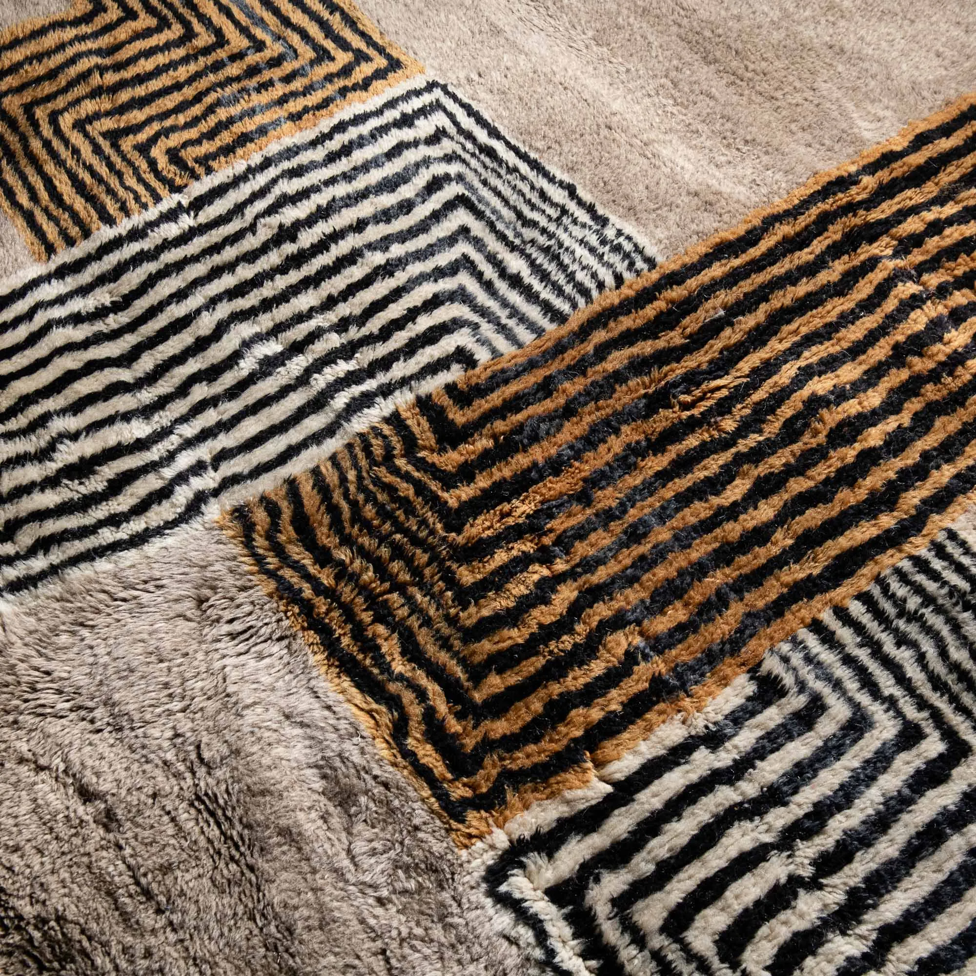 Crossing Lines - luxury beni mrirt rug