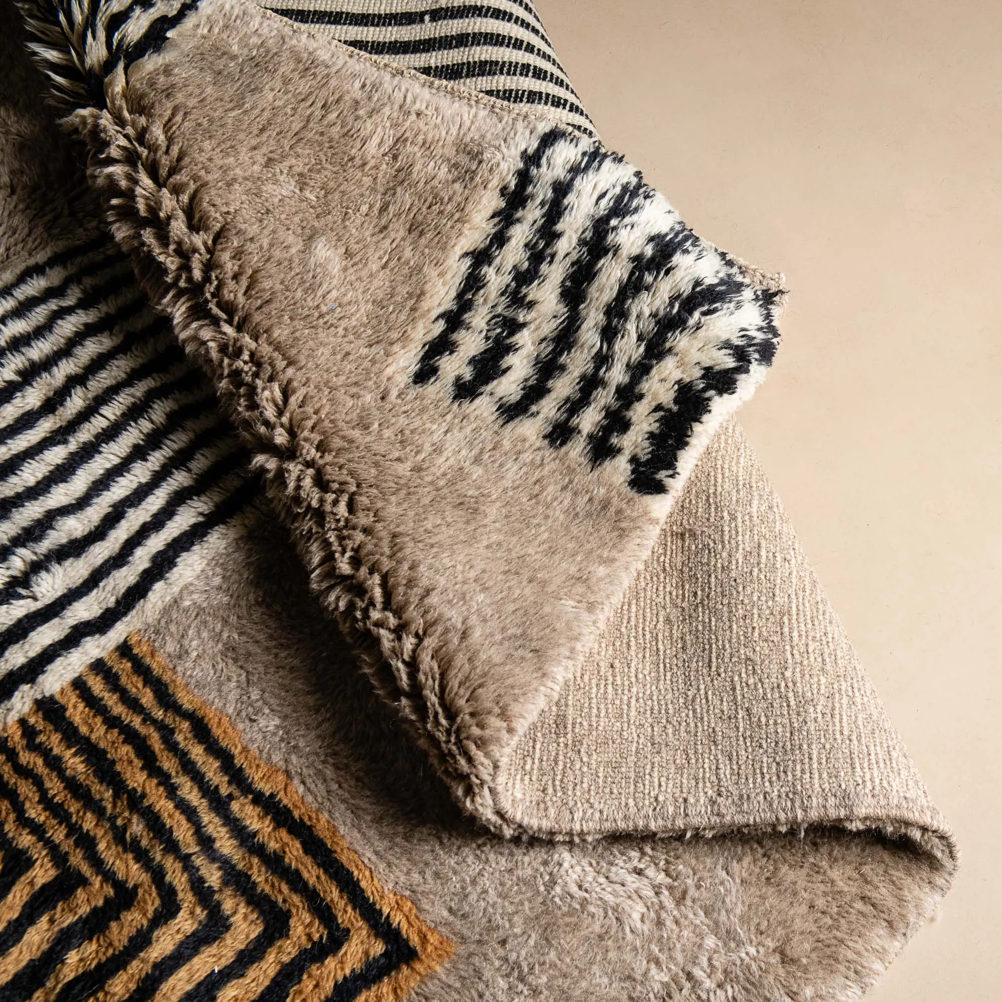 Crossing Lines - luxury beni mrirt rug